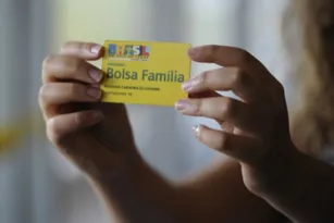 Imagem ilustrativa da imagem Bolsa Família começa a ser pago a 14 milhões de lares. Veja as datas