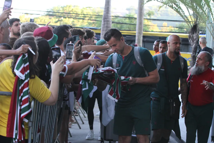 Confira a festa da torcida do Fluminense na chegada da equipe ao ES