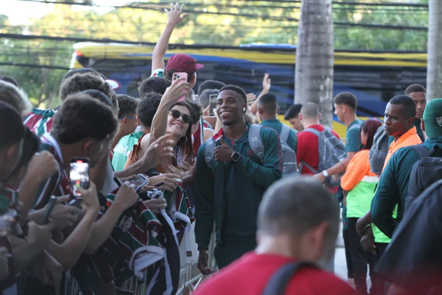 Confira a festa da torcida do Fluminense na chegada da equipe ao ES