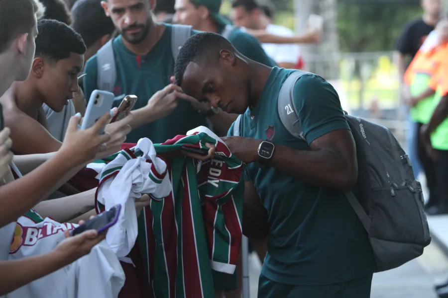 Confira a festa da torcida do Fluminense na chegada da equipe ao ES