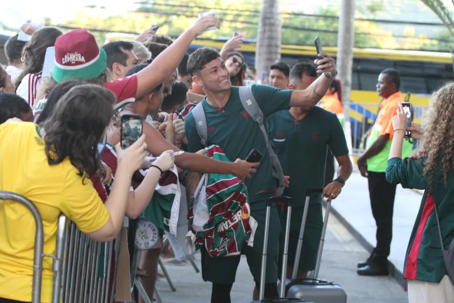 Confira a festa da torcida do Fluminense na chegada da equipe ao ES