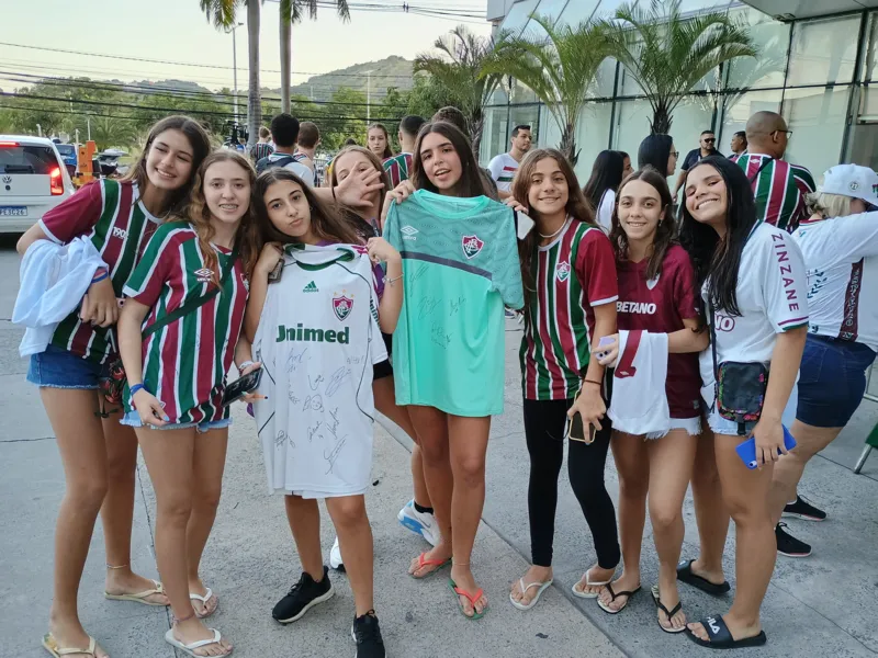 Confira a festa da torcida do Fluminense na chegada da equipe ao ES