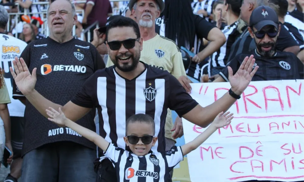 Fluminense e Atlético Mineiro empatam em jogo movimentado dentro e fora do campo