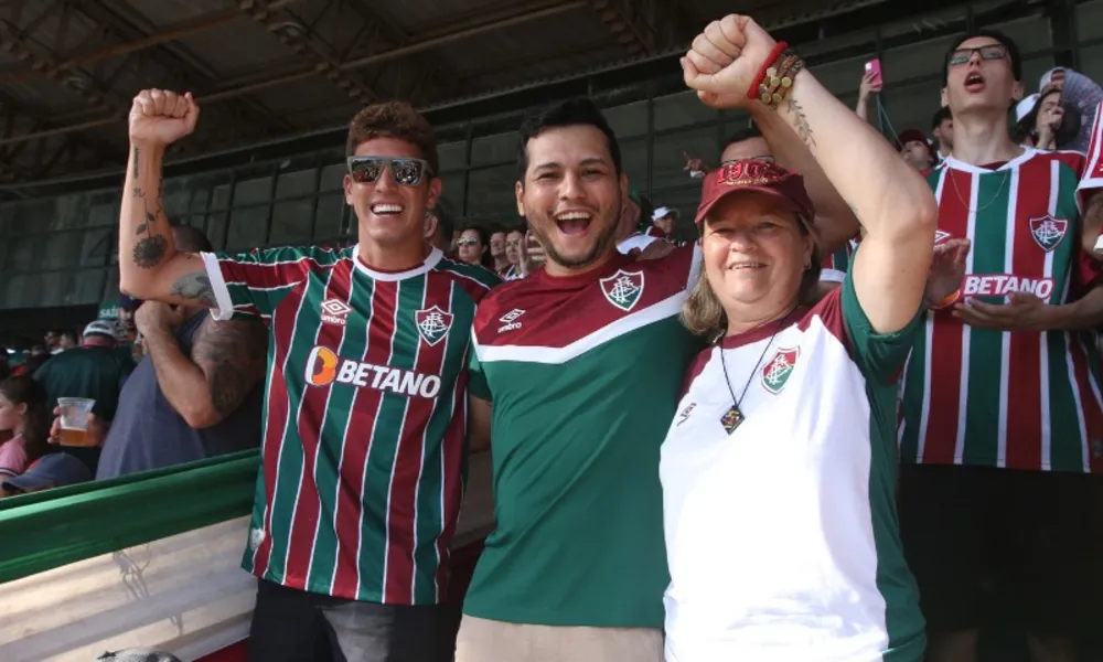 Fluminense e Atlético Mineiro empatam em jogo movimentado dentro e fora do campo