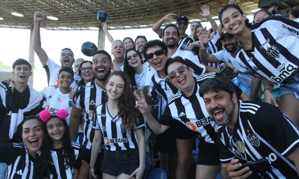 Fluminense e Atlético Mineiro empatam em jogo movimentado dentro e fora do campo