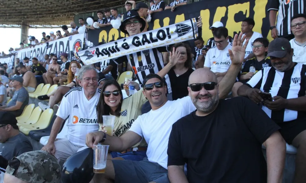 Fluminense e Atlético Mineiro empatam em jogo movimentado dentro e fora do campo