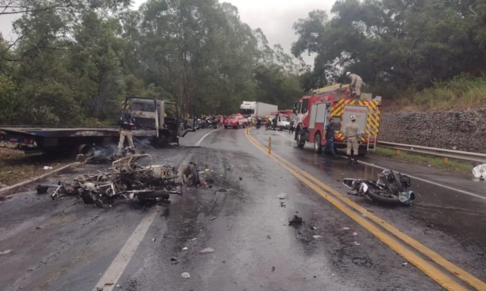 Acidente envolvendo um caminhão e seis motos deixa um morto e 6 feridos na BR-101