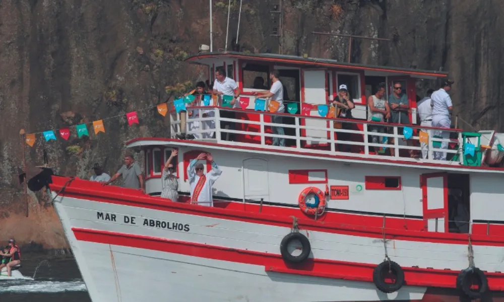 FOTOS | Fé e tradição na procissão marítima da festa de São Pedro