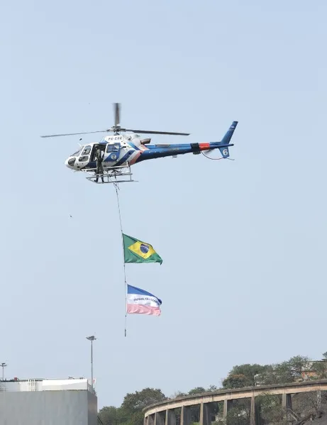 Helicópteros e navio em desfile de 7 de Setembro em Vitória. Veja imagens