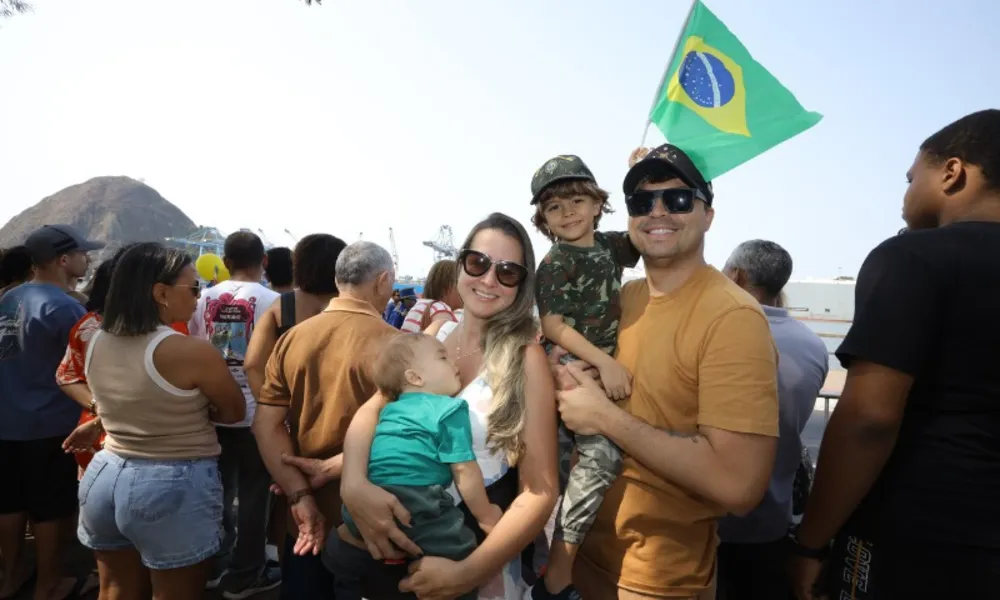 Helicópteros e navio em desfile de 7 de Setembro em Vitória. Veja imagens