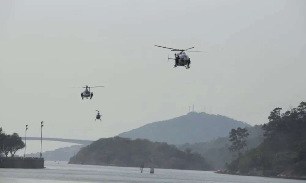 Helicópteros e navio em desfile de 7 de Setembro em Vitória. Veja imagens