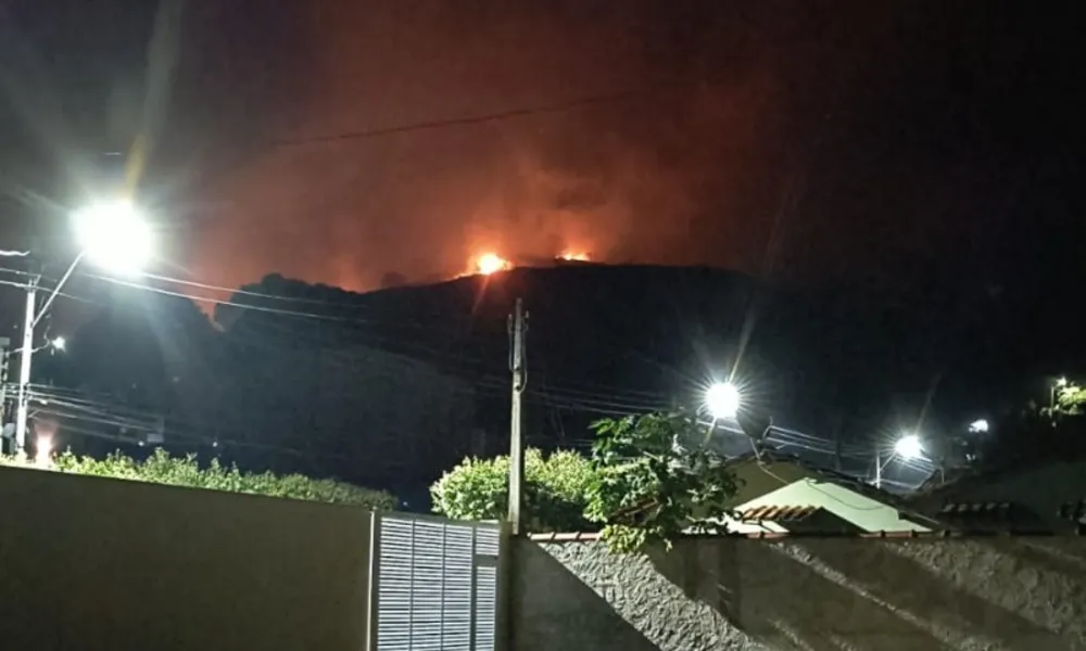 Incêndio atinge área de Santo Antônio do Canaã, distrito de Santa Teresa