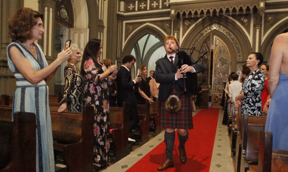 Tradição da Escócia emociona em casamento na Catedral de Vitória. Veja registros