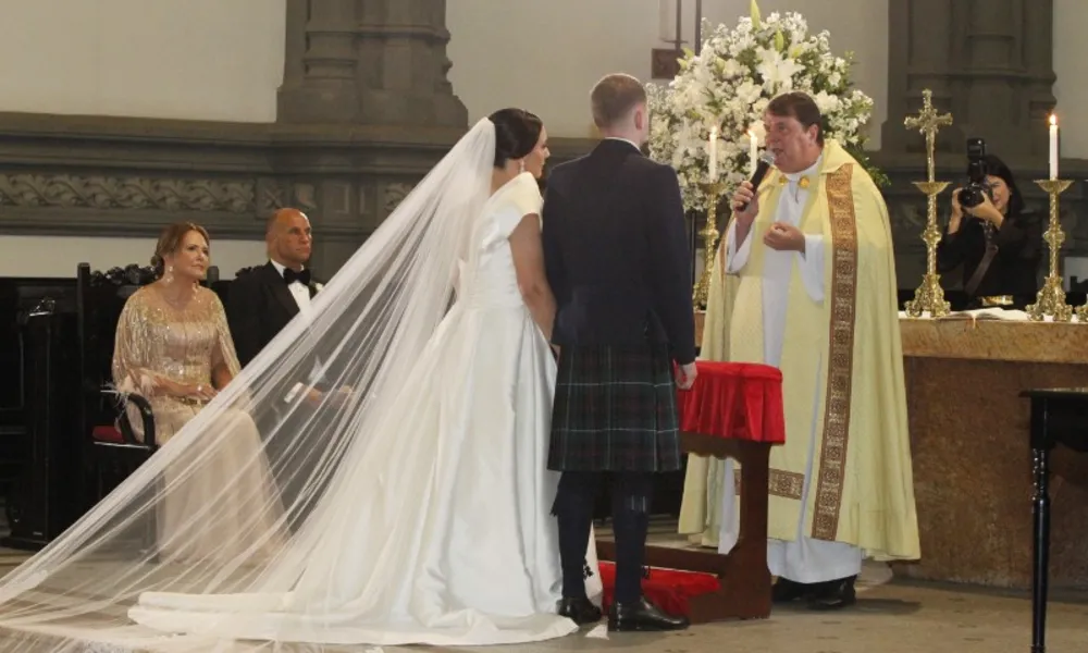 Tradição da Escócia emociona em casamento na Catedral de Vitória. Veja registros