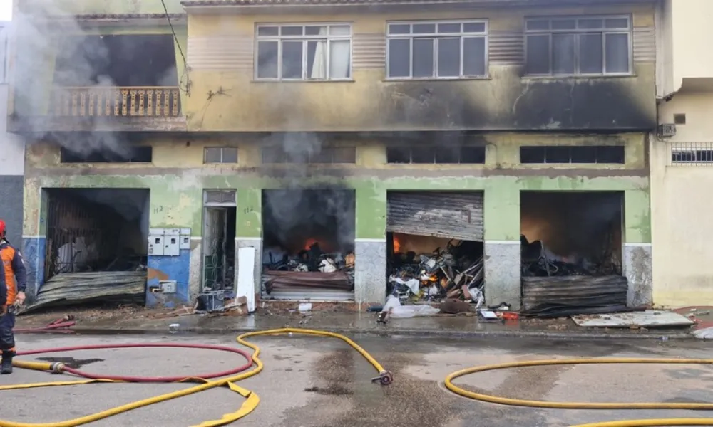 VÍDEO | Incêndio de grandes proporções atinge galpão em Vila Velha