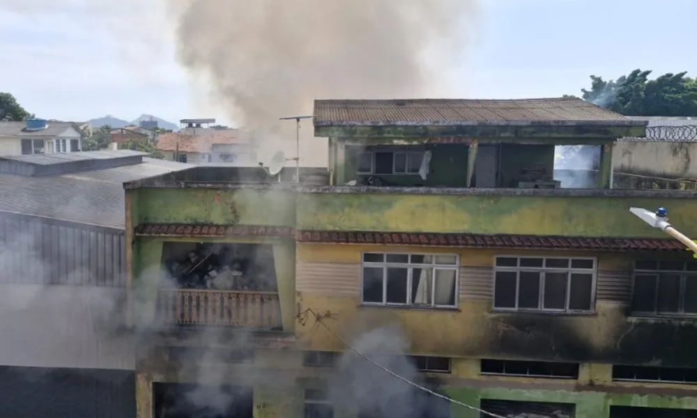 VÍDEO | Incêndio de grandes proporções atinge galpão em Vila Velha