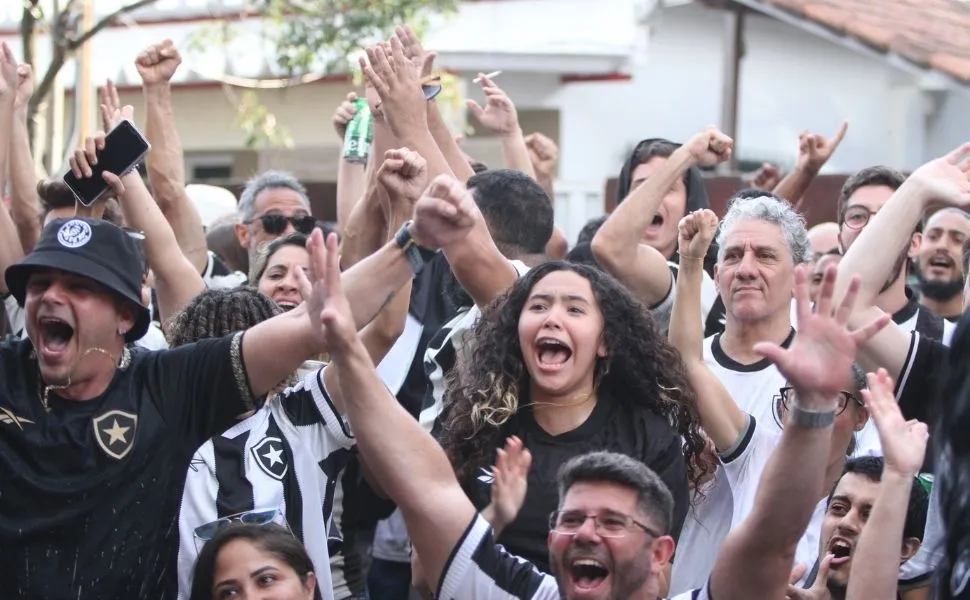 Botafoguenses festejam o título nacional em bar de Jardim Camburi