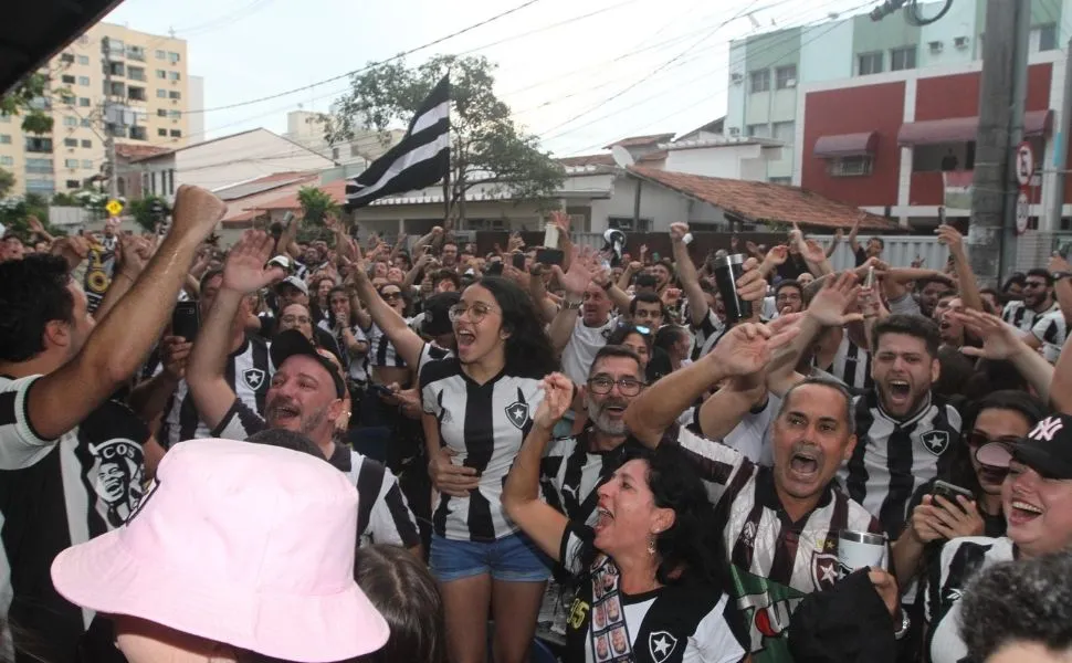 Botafoguenses festejam o título nacional em bar de Jardim Camburi