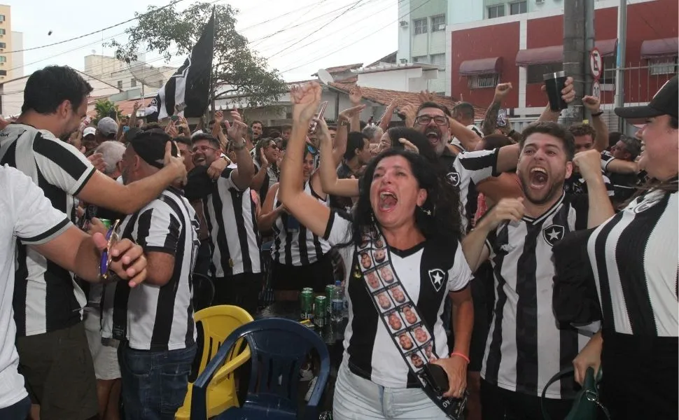 Botafoguenses festejam o título nacional em bar de Jardim Camburi