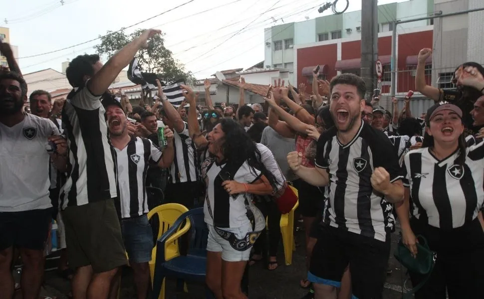 Botafoguenses festejam o título nacional em bar de Jardim Camburi