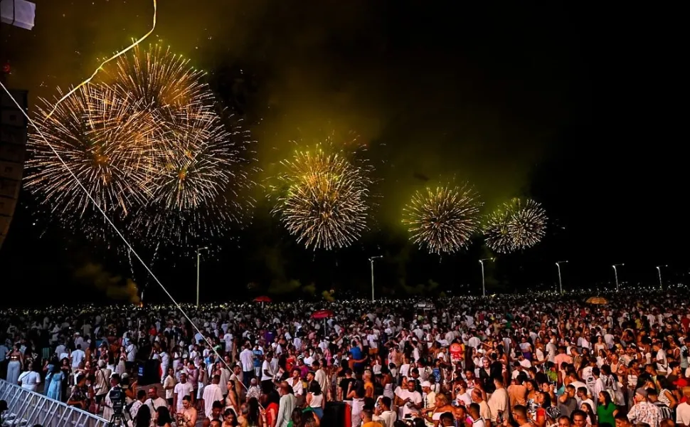 Música e espetáculo com 15 minutos de queima de fogos em Vitória. Veja imagens