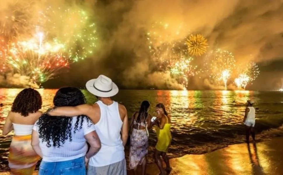 Queima de fogos encanta moradores e turistas em Vila Velha. Veja imagens