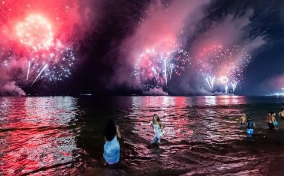 Queima de fogos encanta moradores e turistas em Vila Velha. Veja imagens