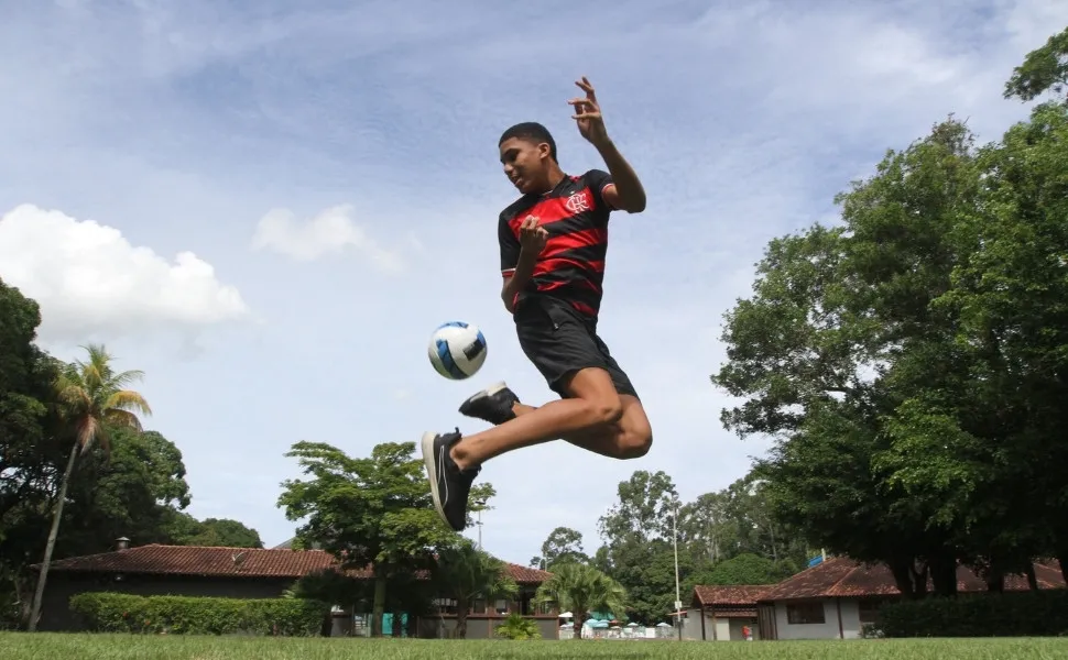 Jovens capixabas buscam o sucesso no futebol brasileiro