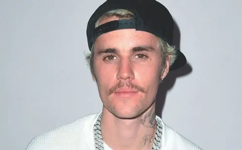 
          Imagem ilustrativa da imagem Justin Bieber volta a preocupar fãs com vídeos de reflexões confusas
          