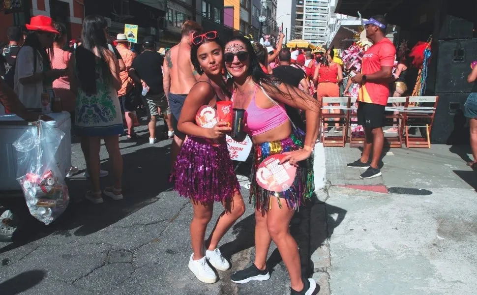 Casal faz despedida de solteiro durante a folia no Centro de Vitória