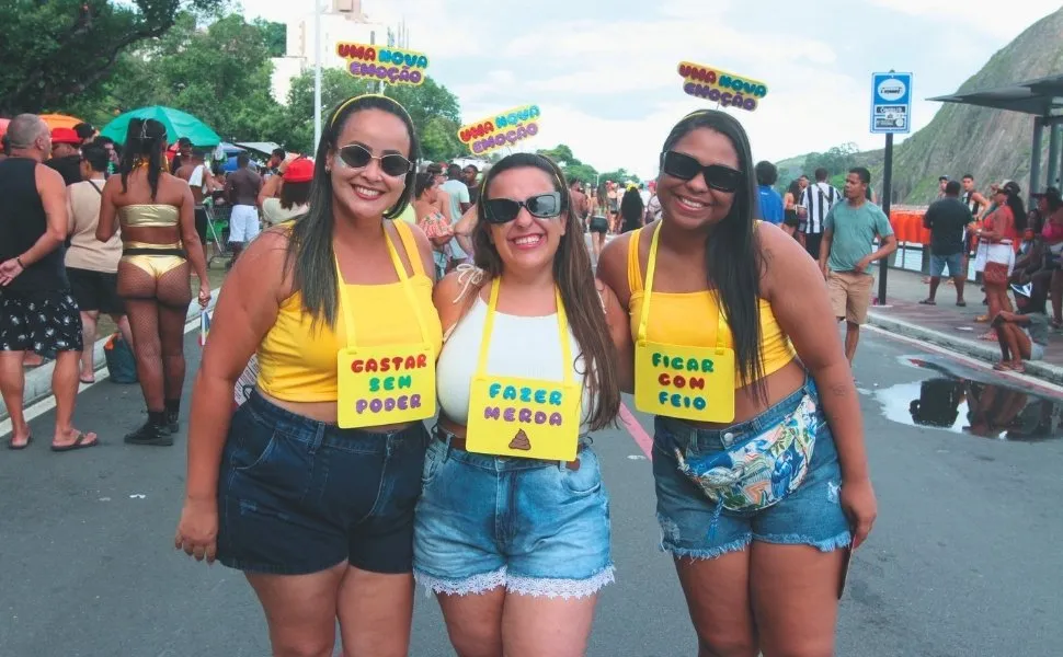 Casal faz despedida de solteiro durante a folia no Centro de Vitória