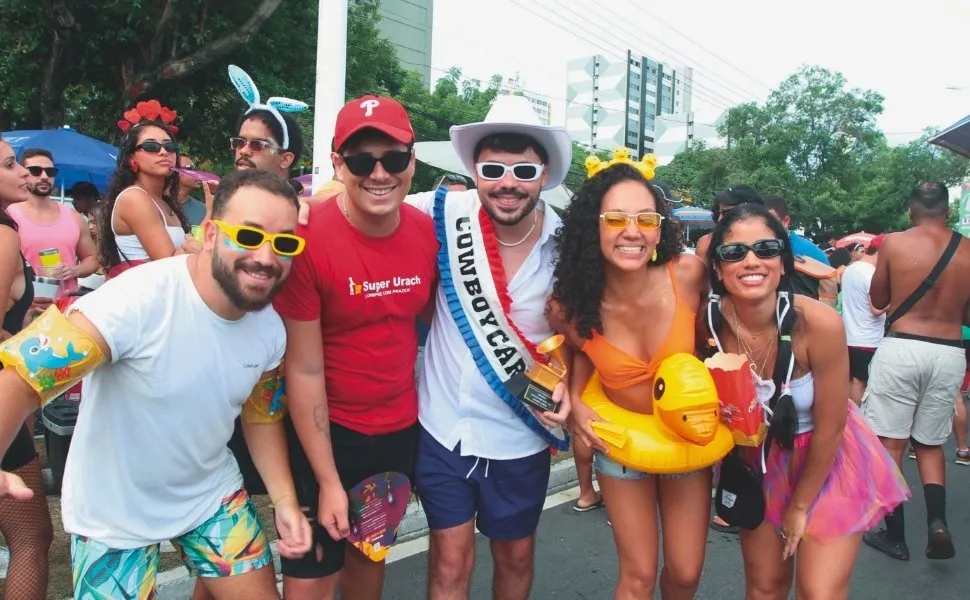 Casal faz despedida de solteiro durante a folia no Centro de Vitória