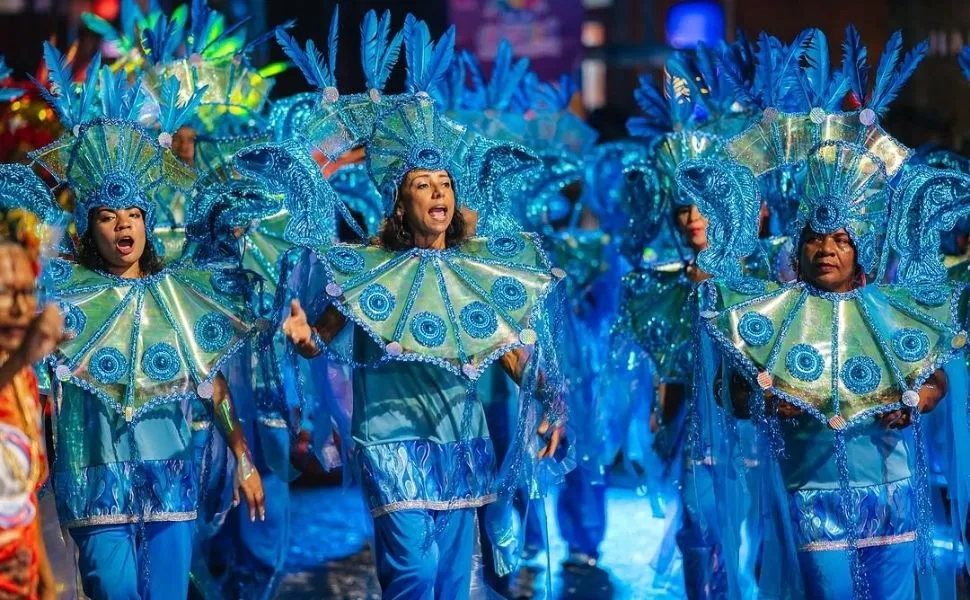 Chuva não apaga o brilho das escolas de samba de Guarapari no 3º dia de Carnaval