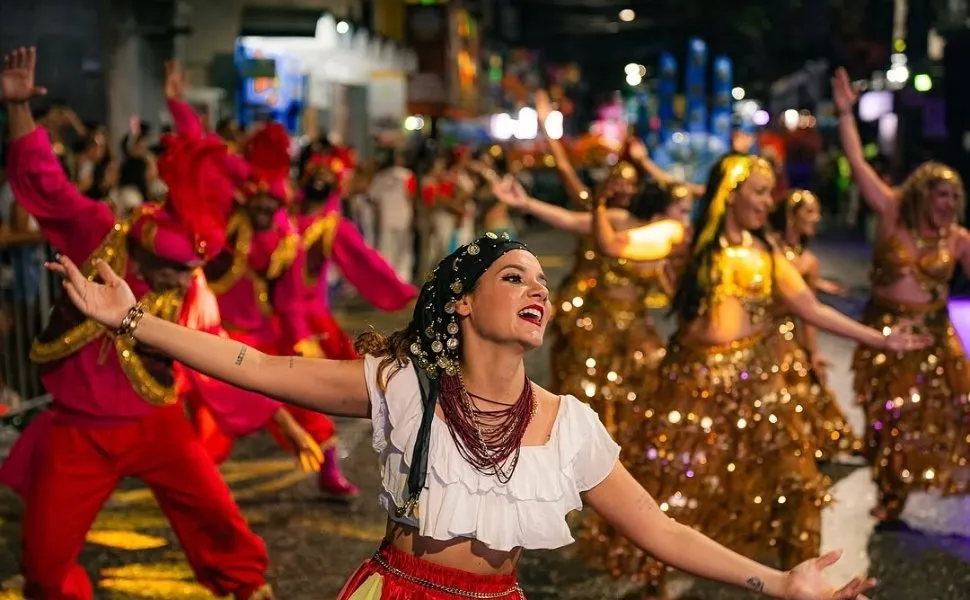 Chuva não apaga o brilho das escolas de samba de Guarapari no 3º dia de Carnaval