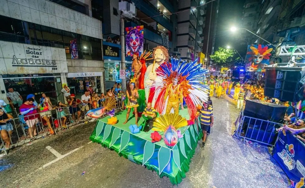 Desfiles das escolas de samba encantam foliões no 2º dia de Carnaval em Guarapari