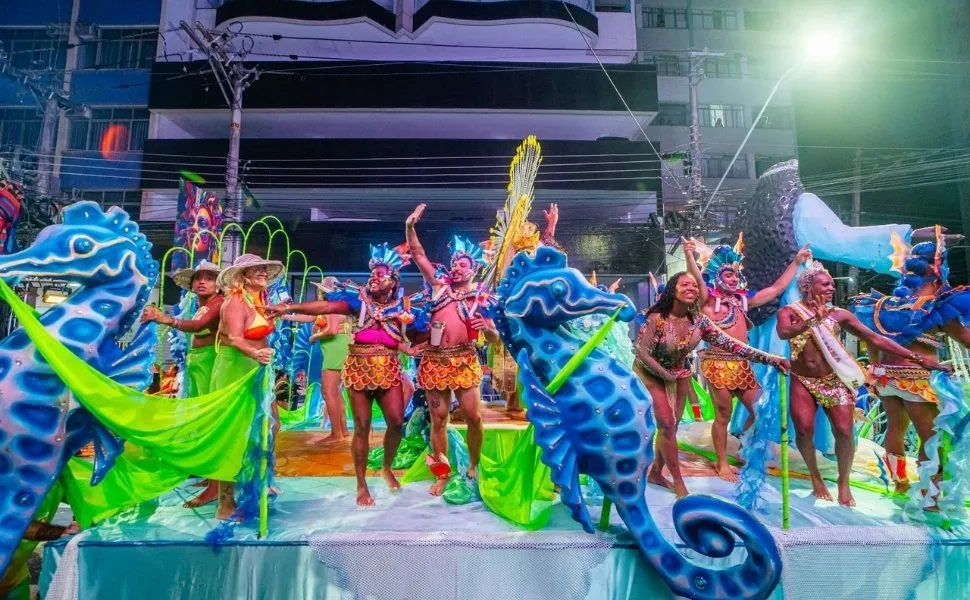 Desfiles das escolas de samba encantam foliões no 2º dia de Carnaval em Guarapari