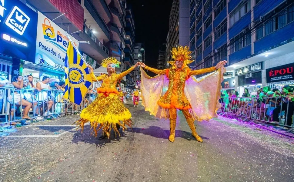 Desfiles das escolas de samba encantam foliões no 2º dia de Carnaval em Guarapari