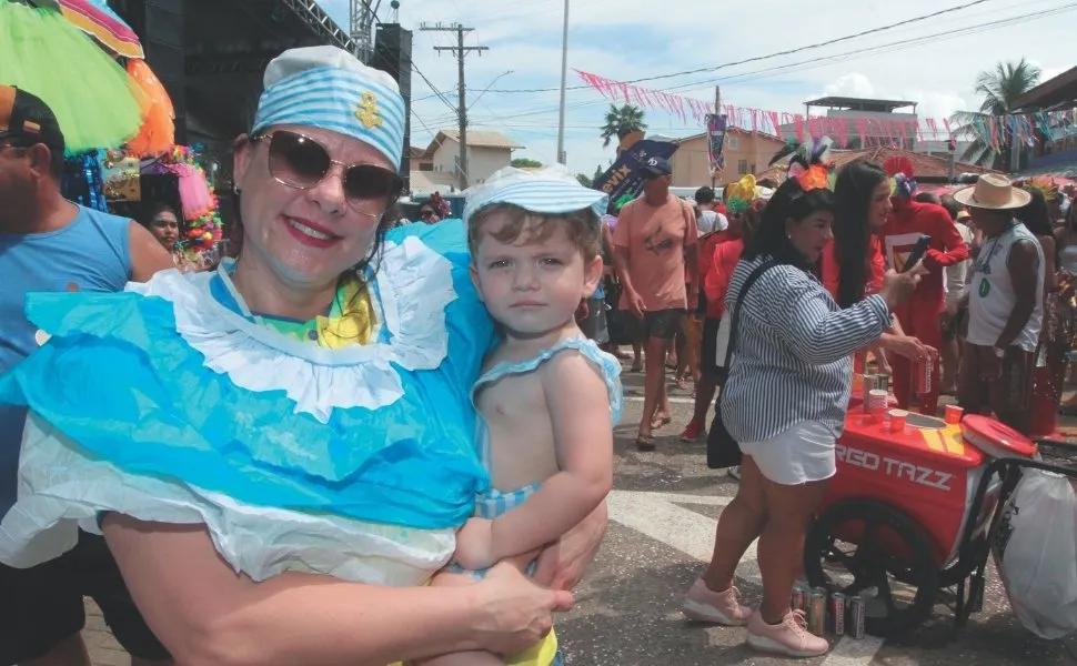 Encontro de gerações no banho de mar à fantasia em Manguinhos