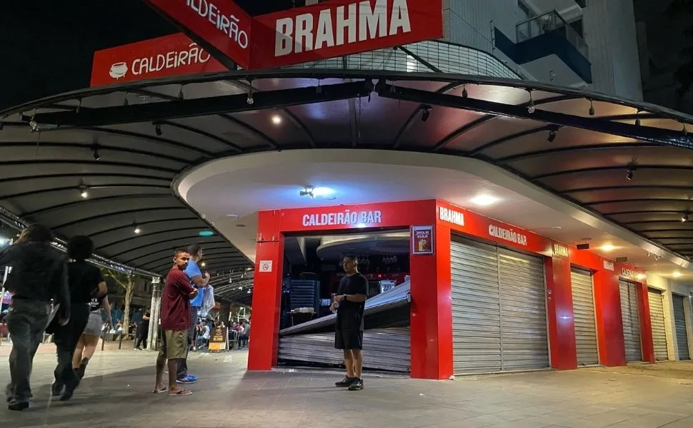 Manifestantes pedem justiça por jovem morto na Rua da Lama