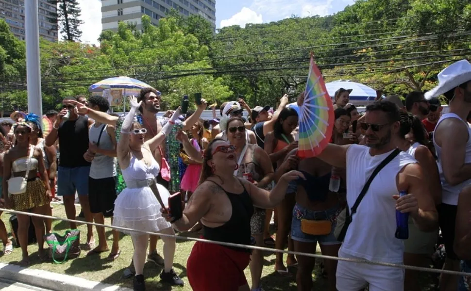 Milhares de foliões curtem bloco 'Regional da Nair' em Vitória