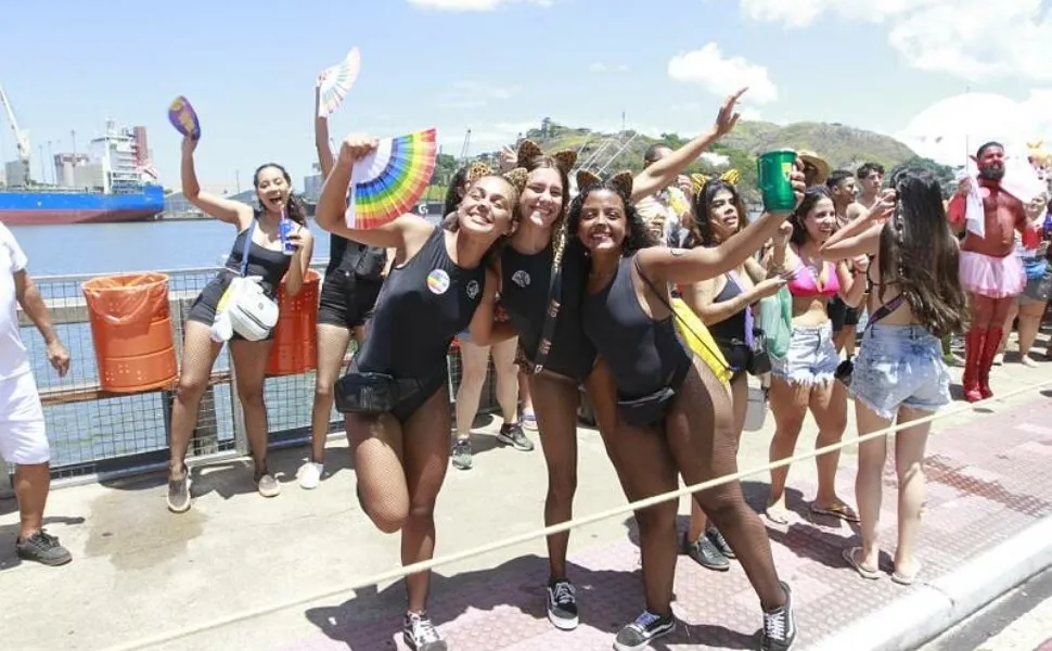 Milhares de foliões curtem bloco 'Regional da Nair' em Vitória