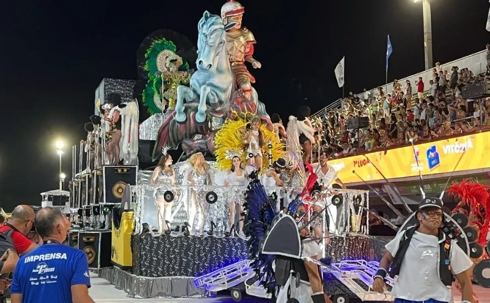 Músico Alexandre Lima é homenageado pela Mocidade da Praia; veja imagens