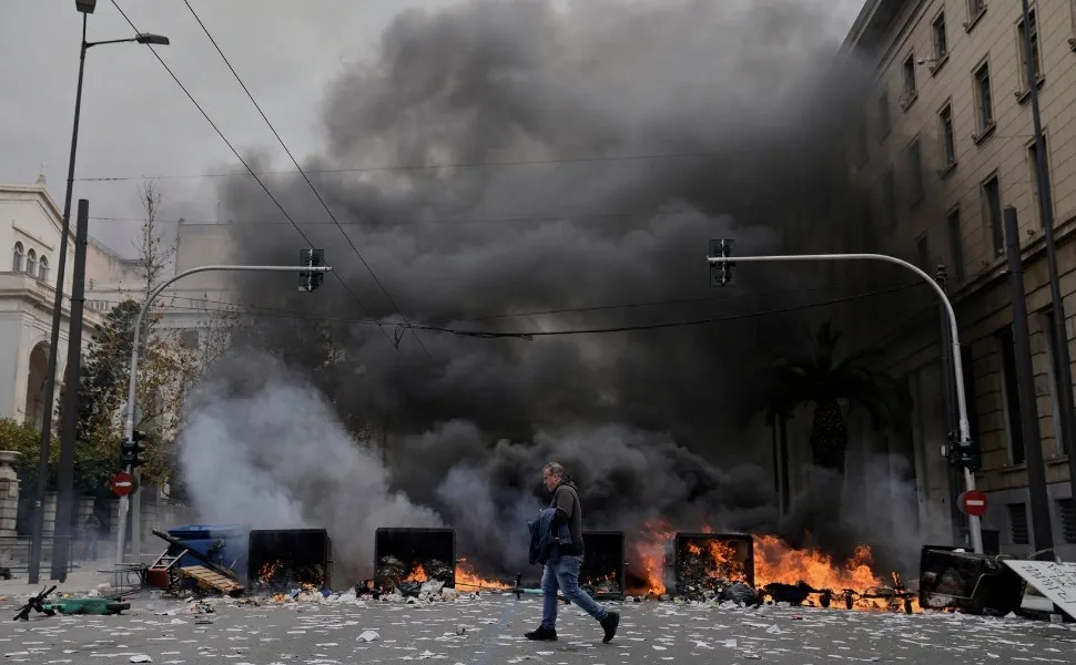 Protestos na Grécia reúnem mais de 300 mil e terminam em confronto com polícia