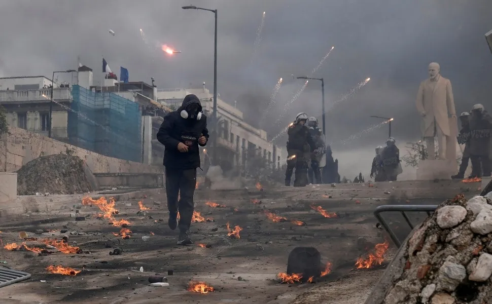 Protestos na Grécia reúnem mais de 300 mil e terminam em confronto com polícia