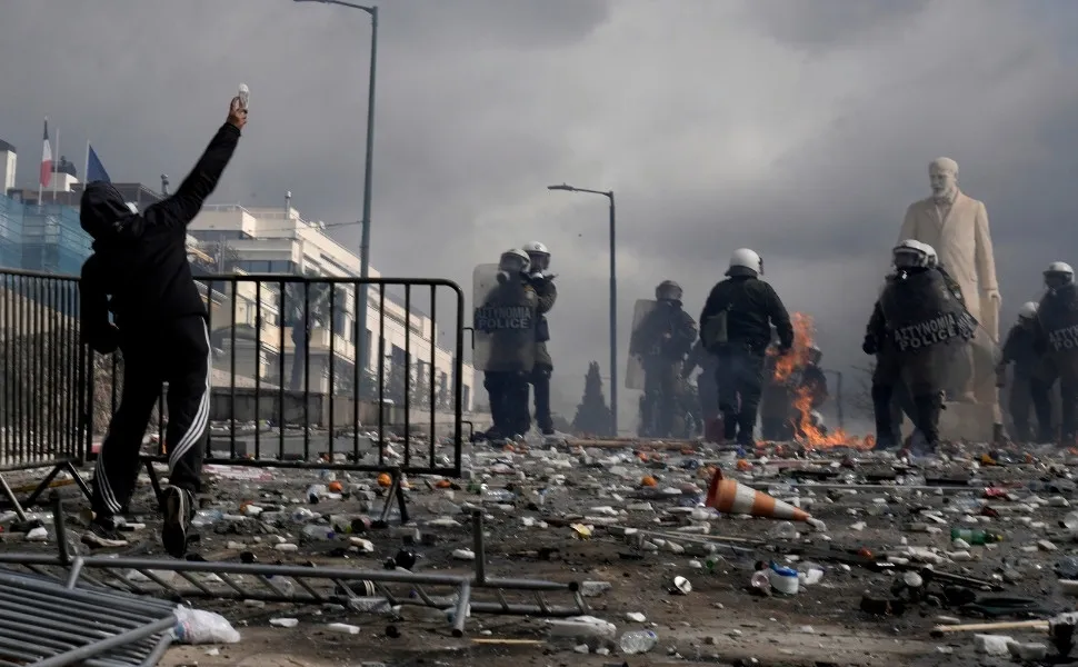 Protestos na Grécia reúnem mais de 300 mil e terminam em confronto com polícia