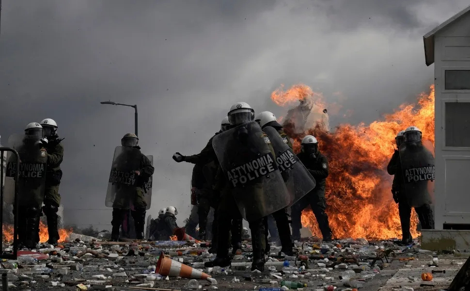 Protestos na Grécia reúnem mais de 300 mil e terminam em confronto com polícia