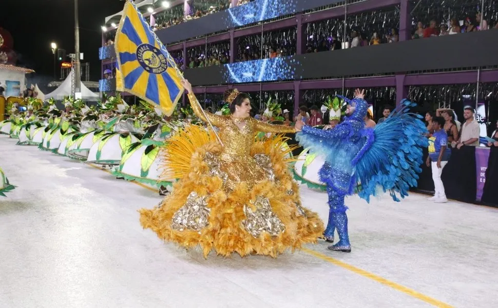 Rosas de Ouro abre o desfile do grupo A; veja imagens