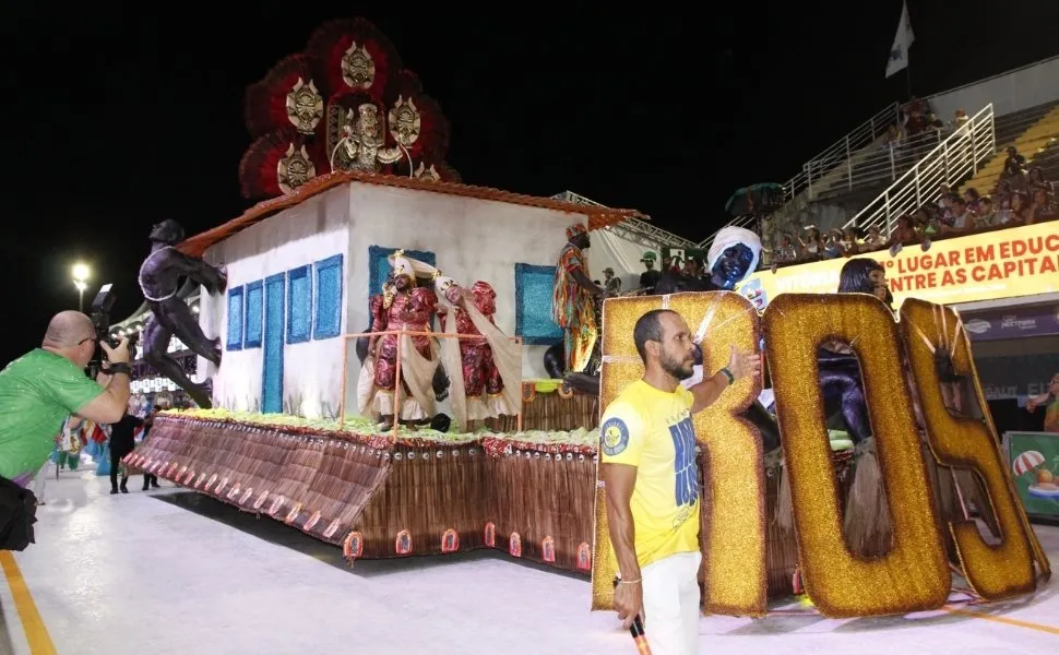 Rosas de Ouro abre o desfile do grupo A; veja imagens