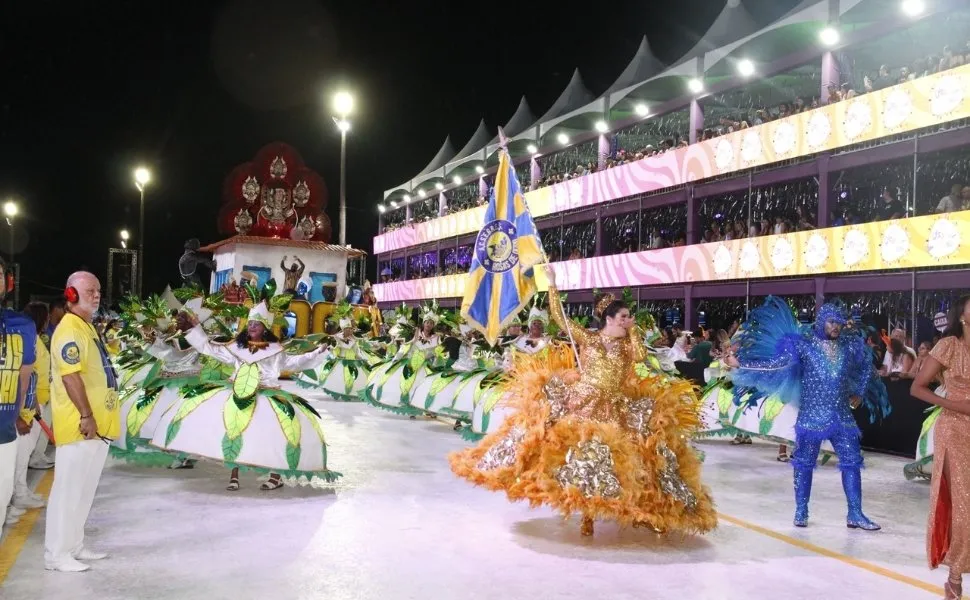 Rosas de Ouro abre o desfile do grupo A; veja imagens