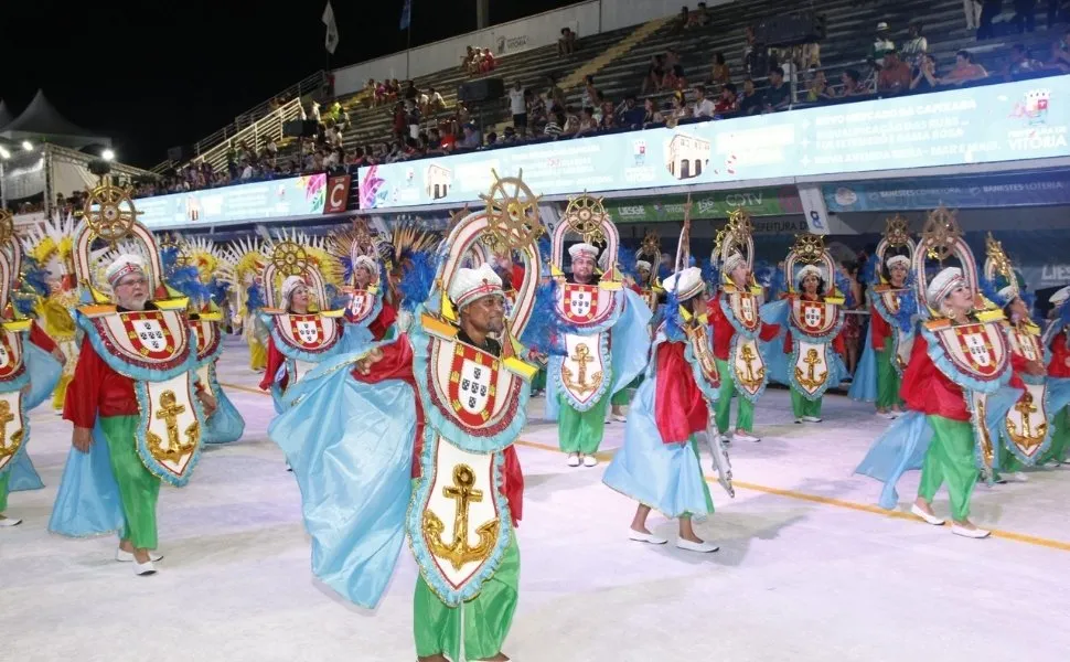 Rosas de Ouro abre o desfile do grupo A; veja imagens